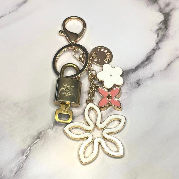 Louis Vuitton Lock & Key #340 with a Floral Charm Keychain | White, Pink & Gold - Picture 3 of 5